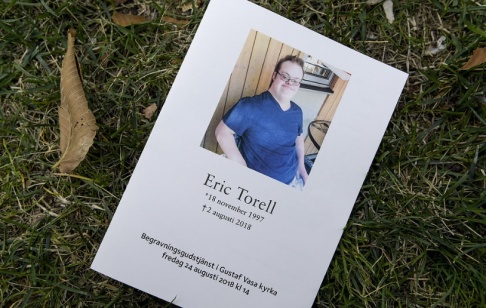 Janerik Henriksson/TT Eric Torells begravning var öppen för alla och Gustaf Vasa kyrka i Stockholm fylldes av sörjande. Eric Torell sköts till döds av polisen i augusti förra året, en händelse som väckte starka protester. Janerik Henriksson/TT Eric Torells begravning var öppen för alla och Gustaf Vasa kyrka i Stockholm fylldes av sörjande. Eric Torell sköts till döds av polisen i augusti förra året, en händelse som väckte starka protester.