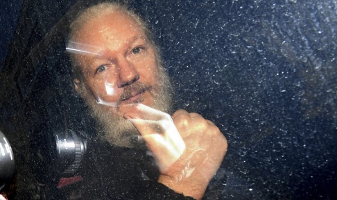 Victoria Jones/PA/AP/TT Wikileaksgrundaren Julian Assange i en polisbil sedan han gripits i London på torsdagen. Victoria Jones/PA/AP/TT Wikileaksgrundaren Julian Assange i en polisbil sedan han gripits i London på torsdagen.