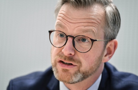 Anders Wiklund/TT – Vi bygger ut polisorganisationen med 10 000 fler polisanställda. Det är fortfarande så att det tar ett tag innan alla de här poliserna finns på plats i Sverige. I väntan på det känner många kommuner att de behöver jobba med ordningsvakter – och jag förstår dem, säger inrikesminister Mikael Damberg (S). Anders Wiklund/TT – Vi bygger ut polisorganisationen med 10 000 fler polisanställda. Det är fortfarande så att det tar ett tag innan alla de här poliserna finns på plats i Sverige. I väntan på det känner många kommuner att de behöver jobba med ordningsvakter – och jag förstår dem, säger inrikesminister Mikael Damberg (S).