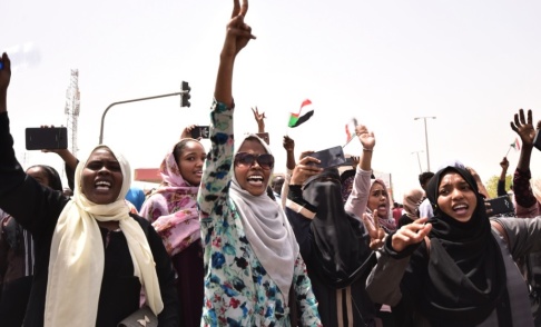 Ahmed Mustafa/AFP/TT Glädjeyra utbröt i Sudans huvudstad Khartum när försvarsministern meddelade att president Omar al-Bashir tvingats bort från makten. Ahmed Mustafa/AFP/TT Glädjeyra utbröt i Sudans huvudstad Khartum när försvarsministern meddelade att president Omar al-Bashir tvingats bort från makten.