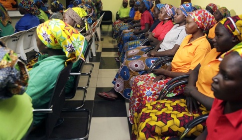 Sunday Alamba/AP/TT Så kallade Chibok-flickor som friades 2017, drygt tre år efter att de kidnappats av Boko Haram. Arkivbild. Sunday Alamba/AP/TT Så kallade Chibok-flickor som friades 2017, drygt tre år efter att de kidnappats av Boko Haram. Arkivbild.