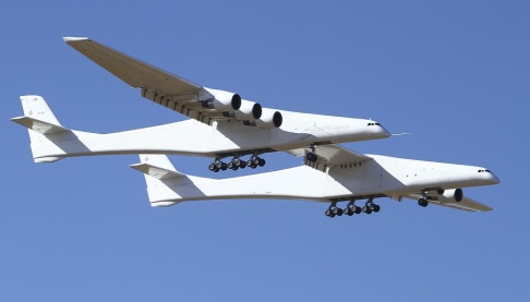 Matt Hartman/AP/TT Stratolaunch, världens största plan lyfte för första gången på lördagen. Matt Hartman/AP/TT Stratolaunch, världens största plan lyfte för första gången på lördagen.