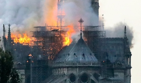 Francois Guillot/AFP/TT Rök och lågor stiger från medeltidskatedralen Notre-Dame i Paris. Francois Guillot/AFP/TT Rök och lågor stiger från medeltidskatedralen Notre-Dame i Paris.