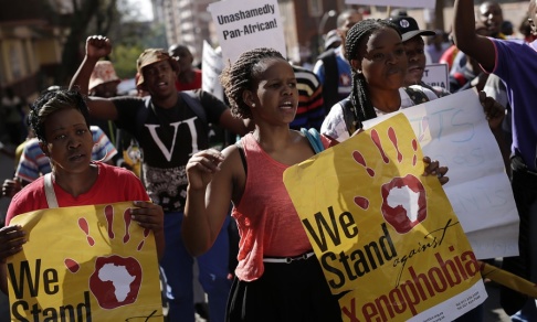 Jerome Delay/AP/TT Människor deltar i en protestmarsch mot xenofobiska attacker i Johannesburg 2015, efter en våldsvåg mot utländska medborgare i landet. Arkivbild Jerome Delay/AP/TT Människor deltar i en protestmarsch mot xenofobiska attacker i Johannesburg 2015, efter en våldsvåg mot utländska medborgare i landet. Arkivbild