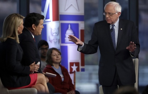 Matt Rourke/AP/TT Bernie Sanders försvarar sina inkomster vid en tillställning som arrangerats av Fox News. Matt Rourke/AP/TT Bernie Sanders försvarar sina inkomster vid en tillställning som arrangerats av Fox News.