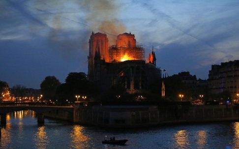 Michel Euler/AP/TT Brandmän försöker att släcka branden i Notre-Dame. Michel Euler/AP/TT Brandmän försöker att släcka branden i Notre-Dame.