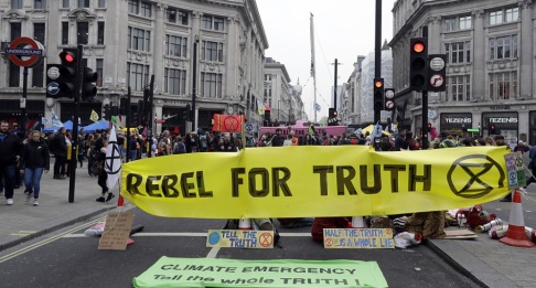 Kirsty Wigglesworth/AP/TT Några av demonstranterna vid Oxford Circus i London på tisdagen. Kirsty Wigglesworth/AP/TT Några av demonstranterna vid Oxford Circus i London på tisdagen.