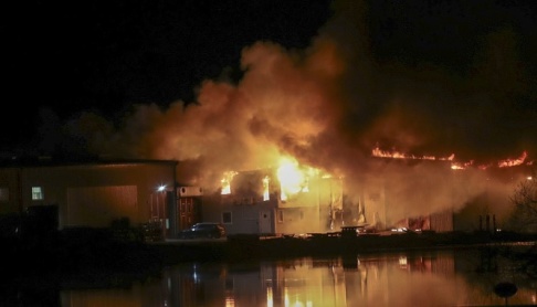 Jeppe Gustavsson/TT En kraftig brand utbröt i ett garage utanför Mjölby natten till torsdag. Jeppe Gustavsson/TT En kraftig brand utbröt i ett garage utanför Mjölby natten till torsdag.