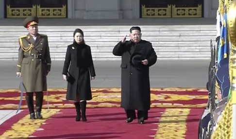 AP/TT Nordkoreas ledare Kim Jong-Un inspekterar hedersvakter, flankerad av sin fru Ri Sol-Ju. Arkivbild. AP/TT Nordkoreas ledare Kim Jong-Un inspekterar hedersvakter, flankerad av sin fru Ri Sol-Ju. Arkivbild.