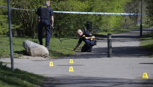 Johan Nilsson/TT Polisens kriminaltekniker undersöker ett avspärrat område i Malmö på långfredagen efter det att polis skjutit en knivbeväpnad man i benet. Johan Nilsson/TT Polisens kriminaltekniker undersöker ett avspärrat område i Malmö på långfredagen efter det att polis skjutit en knivbeväpnad man i benet.