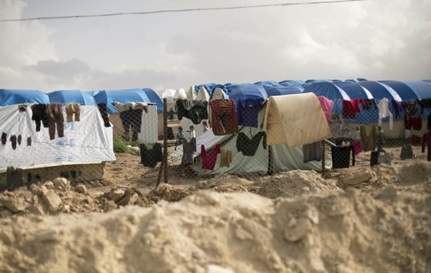 Maya Alleruzzo/AP/TT Många barn sitter i lägret al-Hol i Syrien. Upp emot ett 80-tal av dem är svenskar. Arkivbild. Maya Alleruzzo/AP/TT Många barn sitter i lägret al-Hol i Syrien. Upp emot ett 80-tal av dem är svenskar. Arkivbild.