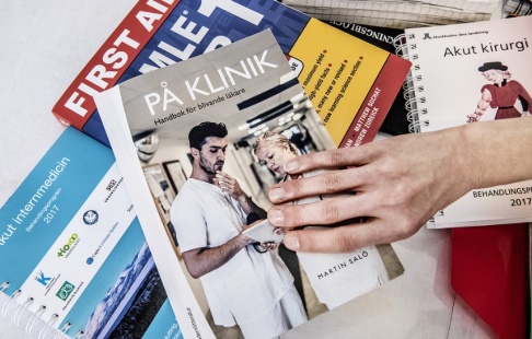 Tomas Oneborg/SvD/TT Från och med den första juli i år kommer läkare att ha tre försök på sig att klara den teoretiska delen och tre försök på sig att klara den praktiska delen. Arkivbild. Tomas Oneborg/SvD/TT Från och med den första juli i år kommer läkare att ha tre försök på sig att klara den teoretiska delen och tre försök på sig att klara den praktiska delen. Arkivbild.