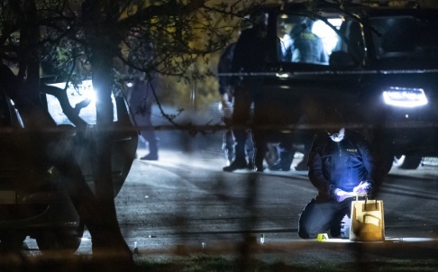 Johan Nilsson/TT Polisens kriminaltekniker undersöker en bil i det avspärrade område i Helsingborg. Johan Nilsson/TT Polisens kriminaltekniker undersöker en bil i det avspärrade område i Helsingborg.