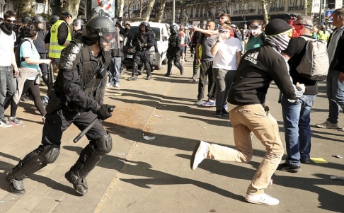 Francisco Seco/AP/TT Poliser och demonstranter i sammandrabbningar på Place de la République. Francisco Seco/AP/TT Poliser och demonstranter i sammandrabbningar på Place de la République.