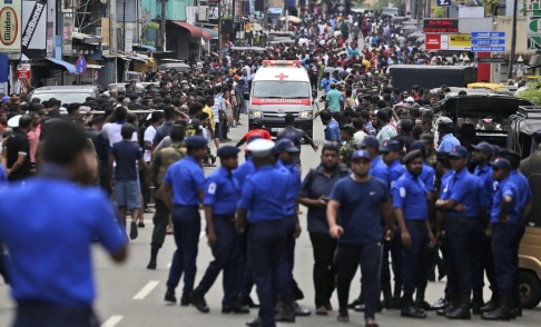 Eranga Jayawardena/AP/TT Poliser i Sri Lanka försöker ge fri väg åt en ambulans. Eranga Jayawardena/AP/TT Poliser i Sri Lanka försöker ge fri väg åt en ambulans.