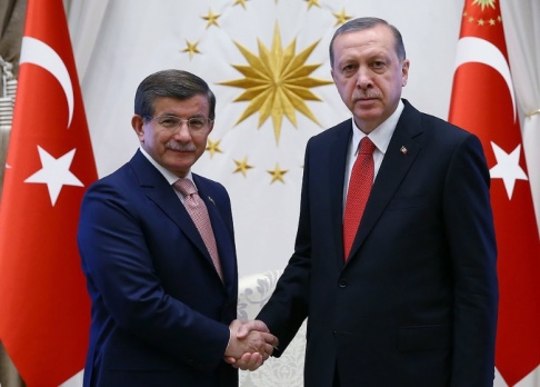 Kayhan Ozer/AP/TT Turkiets tidigare premiärministern Ahmet Davutoglu och president Recep Tayyip Erdogan på en bild från 2016. Arkivbild. Kayhan Ozer/AP/TT Turkiets tidigare premiärministern Ahmet Davutoglu och president Recep Tayyip Erdogan på en bild från 2016. Arkivbild.