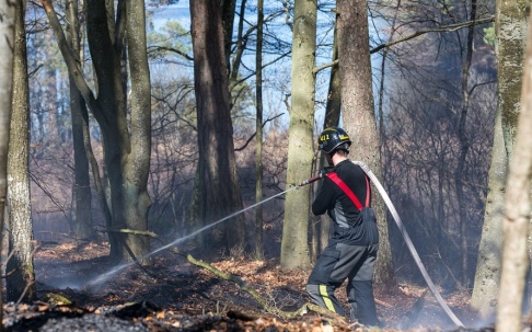Peo Möller En av de skogsbränder som härjar under måndagen. I detta fall i trakterna av Bökestadsnäs vid sjön Raslången i Kristianstad kommun. Peo Möller En av de skogsbränder som härjar under måndagen. I detta fall i trakterna av Bökestadsnäs vid sjön Raslången i Kristianstad kommun.