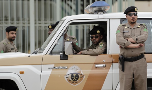 Hassan Ammar/AP/TT Saudiska poliser uppges ha skjutit dödat fyra män som attackerade en anläggning nordväst om huvudstaden Riyad. Arkivbild. Hassan Ammar/AP/TT Saudiska poliser uppges ha skjutit dödat fyra män som attackerade en anläggning nordväst om huvudstaden Riyad. Arkivbild.