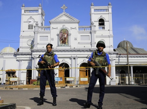 Eranga Jayawardena/AP/TT Militärer från den lankesiska flottan bevakar kyrkan S:t Anthony i förorten Kochchikade, Colombo. Eranga Jayawardena/AP/TT Militärer från den lankesiska flottan bevakar kyrkan S:t Anthony i förorten Kochchikade, Colombo.
