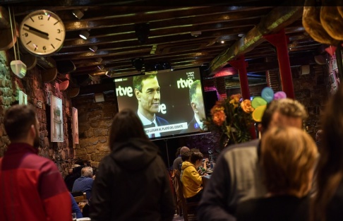 Alvaro Barrientos/AP/TT Folk tittar på den tv-sända partiledardebatten. Alvaro Barrientos/AP/TT Folk tittar på den tv-sända partiledardebatten.