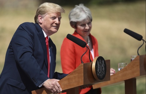 Jack Taylor/AP/TT Donald Trump och Theresa May under ett möte i Buckinghamshire i fjol. Arkivbild Jack Taylor/AP/TT Donald Trump och Theresa May under ett möte i Buckinghamshire i fjol. Arkivbild