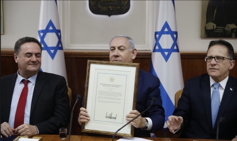 Ronen Zvulun/pool via AP/TT Israels premiärminister Benjamin Netanyahu håller upp den amerikanska kungörelsen, signerad av Donald Trump. Arkivbild från 14 april. Ronen Zvulun/pool via AP/TT Israels premiärminister Benjamin Netanyahu håller upp den amerikanska kungörelsen, signerad av Donald Trump. Arkivbild från 14 april.