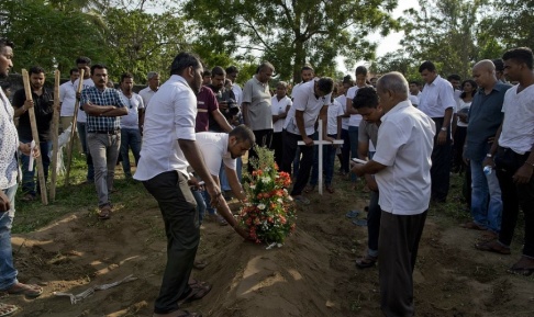 Gemunu Amarasinghe/AP/TT En begravning för ett av dödsoffren för söndagens attacker vid kyrkogården i Negombo. Gemunu Amarasinghe/AP/TT En begravning för ett av dödsoffren för söndagens attacker vid kyrkogården i Negombo.