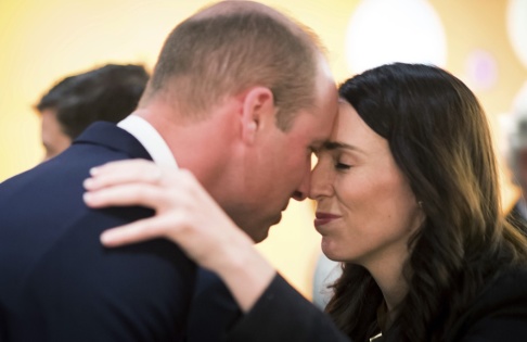 Mark Tantrum/AP/TT Storbritanniens prins William och Nya Zeelands premiärminister Jacinda Ardern vid en minnesceremoni i Auckland. Mark Tantrum/AP/TT Storbritanniens prins William och Nya Zeelands premiärminister Jacinda Ardern vid en minnesceremoni i Auckland.