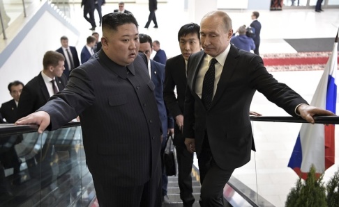 Alexei Nikolsky/AP/TT Putin och Kim på väg till mötet, där de samtalade under närmare två timmar på tu man hand. Alexei Nikolsky/AP/TT Putin och Kim på väg till mötet, där de samtalade under närmare två timmar på tu man hand.