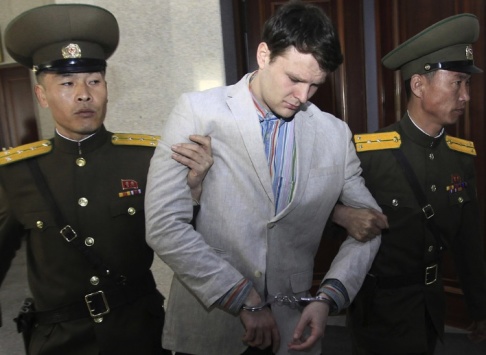 Jon Chol Jin/AP/TT Den amerikanske studenten Otto Warmbier leds ut från Högsta domstolen i Nordkoreas huvudstad Pyongyang den 16 mars 2016. Jon Chol Jin/AP/TT Den amerikanske studenten Otto Warmbier leds ut från Högsta domstolen i Nordkoreas huvudstad Pyongyang den 16 mars 2016.