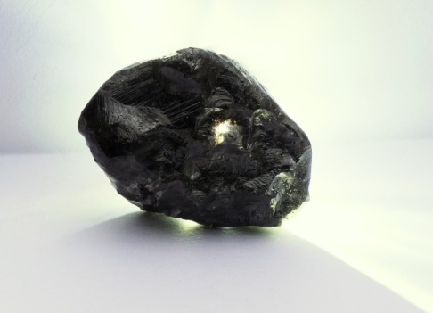 Den nyfunna diamanten är större än en tennisboll och väger 352 gram. Den nyfunna diamanten är större än en tennisboll och väger 352 gram.