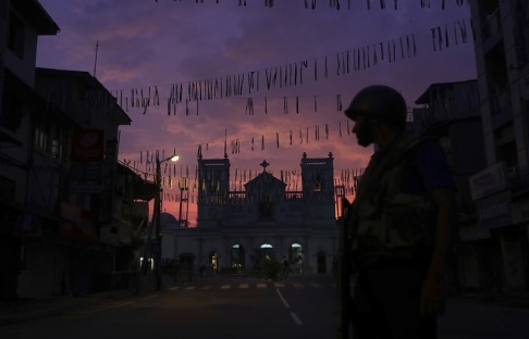 Manish Swarup/AP/TT En lankesisk soldat utanför en av de kyrkor som attackerades på påskdagen. Manish Swarup/AP/TT En lankesisk soldat utanför en av de kyrkor som attackerades på påskdagen.