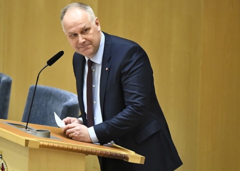 Claudio Bresciani/TT Vänsterpartiets partiledare Jonas Sjöstedt sträcker ut en hand till M och KD om att stoppa en höjning av EU-avgiften. Claudio Bresciani/TT Vänsterpartiets partiledare Jonas Sjöstedt sträcker ut en hand till M och KD om att stoppa en höjning av EU-avgiften.