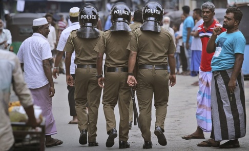 Manish Swarup/AP/TT Poliser patrullerar i Sri Lankas största stad Colombo. Manish Swarup/AP/TT Poliser patrullerar i Sri Lankas största stad Colombo.