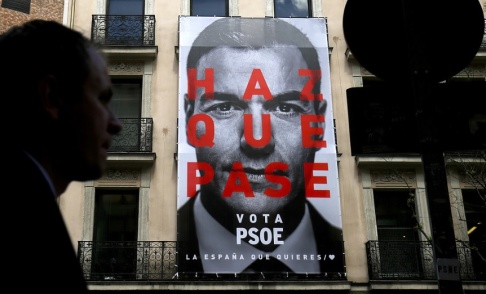 Andrea Comas/AP/TT En valaffisch med premiärminister Pedro Sánchez (PSOE) i Madrid, fredagen före valet. Andrea Comas/AP/TT En valaffisch med premiärminister Pedro Sánchez (PSOE) i Madrid, fredagen före valet.