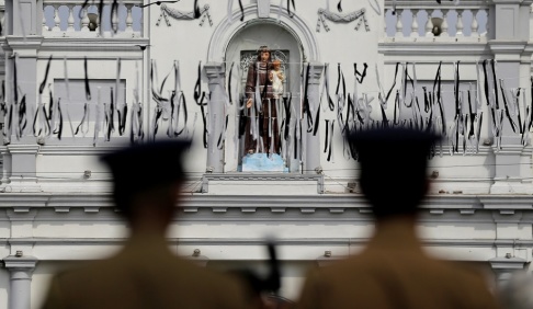 Eranga Jayawardena Polis bevakar kyrkan S:t Sebastian i Colombo en vecka efter sprängdåden. Eranga Jayawardena Polis bevakar kyrkan S:t Sebastian i Colombo en vecka efter sprängdåden.
