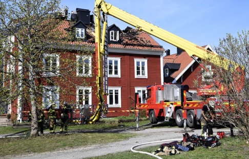 Marko Säävälä/TT Taket är förstört efter en brand i ett flerfamiljshus i Nacka utanför Stockholm på söndagsförmiddagen. Marko Säävälä/TT Taket är förstört efter en brand i ett flerfamiljshus i Nacka utanför Stockholm på söndagsförmiddagen.