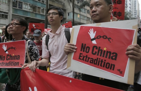 Vincent Yu/AP/TT Demonstrationer mot utlämningar till Kina i Hongkong på söndagen. Vincent Yu/AP/TT Demonstrationer mot utlämningar till Kina i Hongkong på söndagen.