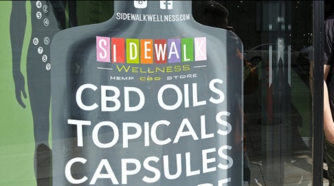 Eric Risberg Trots förbud fortsätter många nätbutiker att sälja så kallad CBD-olja som innehåller cannabinoider. Eric Risberg Trots förbud fortsätter många nätbutiker att sälja så kallad CBD-olja som innehåller cannabinoider.