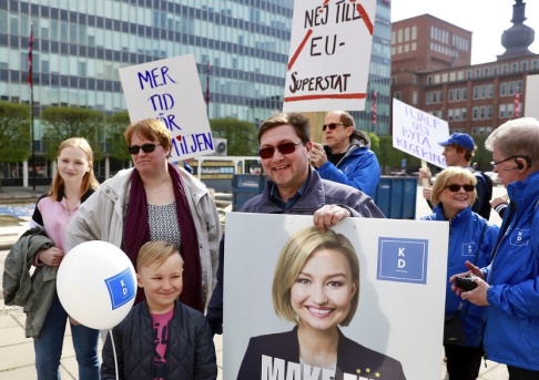 Per Groth/TT "Familjen har varit lite av en hjärtefråga, det var ju därför jag gick med en gång i tiden" säger Joacim Wäppling, kristdemokrat från Sörmland. På bilden syns han tillsammans med familjemedlemmarna Annie, Jenny och Hannes. Per Groth/TT "Familjen har varit lite av en hjärtefråga, det var ju därför jag gick med en gång i tiden" säger Joacim Wäppling, kristdemokrat från Sörmland. På bilden syns han tillsammans med familjemedlemmarna Annie, Jenny och Hannes.