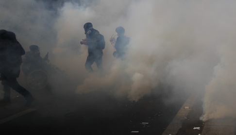 Francois Mori/AP/TT Aktivister flydde från tårgas under en förstamajdemonstration i Paris. Francois Mori/AP/TT Aktivister flydde från tårgas under en förstamajdemonstration i Paris.