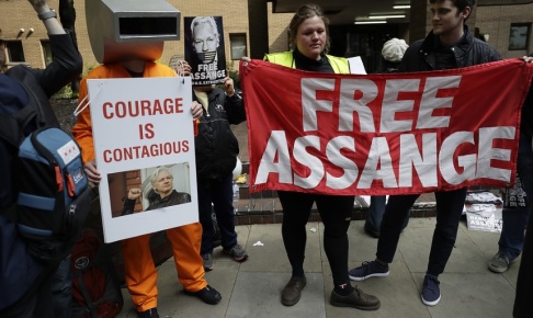 Matt Dunham/AP/TT En grupp aktivister dök upp utanför domstolen där Julian Assange nu har fått sitt straff. Matt Dunham/AP/TT En grupp aktivister dök upp utanför domstolen där Julian Assange nu har fått sitt straff.