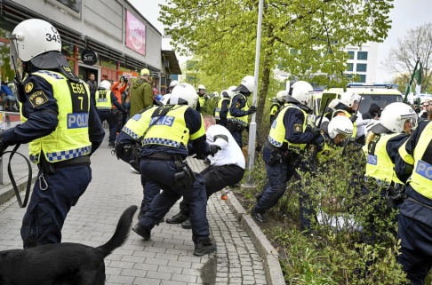 Björn Larsson Rosvall/TT Nazistiska organisationen Nordiska motståndsrörelsen (NMR) demonstrerar i Kungälv på första maj. Björn Larsson Rosvall/TT Nazistiska organisationen Nordiska motståndsrörelsen (NMR) demonstrerar i Kungälv på första maj.