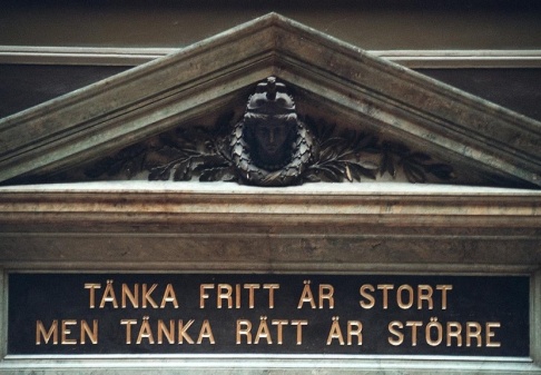 FREDRIK PERSSON/TT "Tänka fritt är stort men tänka rätt är större". Citat från hus på Uppsala Universitet. Arkivbild. FREDRIK PERSSON/TT "Tänka fritt är stort men tänka rätt är större". Citat från hus på Uppsala Universitet. Arkivbild.