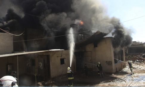 Syrian Civil Defense White Helmets/AP/TT En bild från civilförsvarsgruppen De vita hjälmarna, som arbetar i den terrorstämplade HTS-alliansens område, visar räddningsarbetare efter en attack i Idlib i februari. Syrian Civil Defense White Helmets/AP/TT En bild från civilförsvarsgruppen De vita hjälmarna, som arbetar i den terrorstämplade HTS-alliansens område, visar räddningsarbetare efter en attack i Idlib i februari.