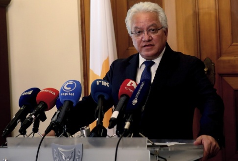 Philippos Christou/AP Ionas Nicolaus meddelar sin avgång till media efter ett möte med president Nicos Anastasiades. Philippos Christou/AP Ionas Nicolaus meddelar sin avgång till media efter ett möte med president Nicos Anastasiades.