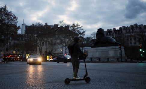 François Mori/AP/TT En elsparkcykel framförs vid Place Denfert-Rochereau i Frankrikes huvudstad Paris. Arkivbild. François Mori/AP/TT En elsparkcykel framförs vid Place Denfert-Rochereau i Frankrikes huvudstad Paris. Arkivbild.