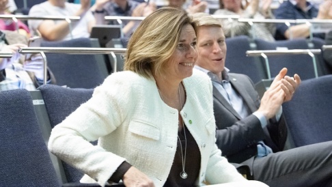 Henrik Montgomery/TT Isabella Lövin väljs till språkrör för ytterligare en period under Miljöpartiets kongress i Örebro. Henrik Montgomery/TT Isabella Lövin väljs till språkrör för ytterligare en period under Miljöpartiets kongress i Örebro.
