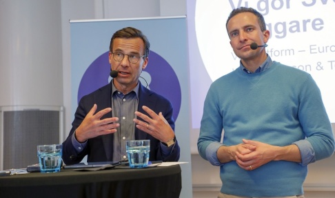 Christine Olsson/TT Moderaternas partiledare Ulf Kristersson och toppnamnet i EU-valet Tomas Tobé. Christine Olsson/TT Moderaternas partiledare Ulf Kristersson och toppnamnet i EU-valet Tomas Tobé.