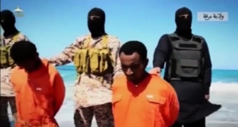 Arkivbild från 19 april 2015 då IS tvingar kristna i Libyen att gå ner till stranden innan de hugger huvudet av dem. Rex Shutterstock Arkivbild från 19 april 2015 då IS tvingar kristna i Libyen att gå ner till stranden innan de hugger huvudet av dem. Rex Shutterstock
